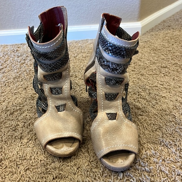 Freebird Tiara in Taupe - Picture 2 of 5